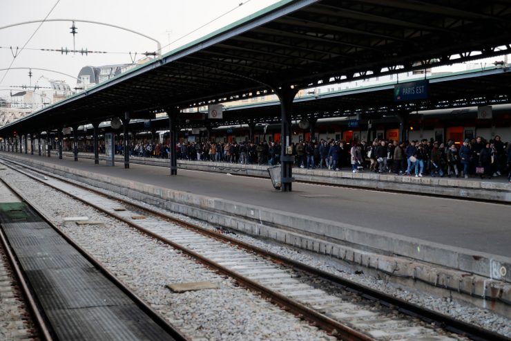 Proteste in Frankreich / Verkehr in Paris kommt wegen anhaltender Streiks nahezu zum Erliegen
