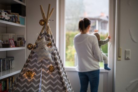Eine Frau, die ihren Namen nicht genannt haben will, h&auml;lt ihren Sohn auf dem Arm und schaut aus dem Fenster. Sie &uuml;berlebte vor 15 Jahren den Tsunami in Thailand, verlor dabei aber ihre Mutter.&nbsp;