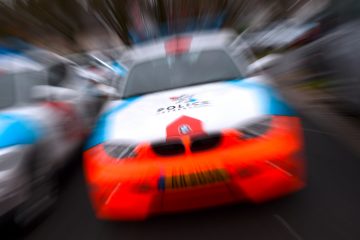 Überfall mit Schlagstock / Bewaffneter Mann flüchtet mit Kasse