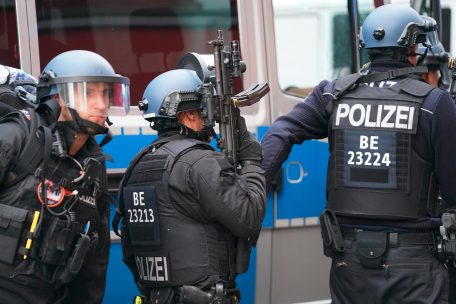Polizeieinsatz / Polizeieinsatz am Checkpoint Charlie - Schüsse kamen aus Schreckschusswaffe