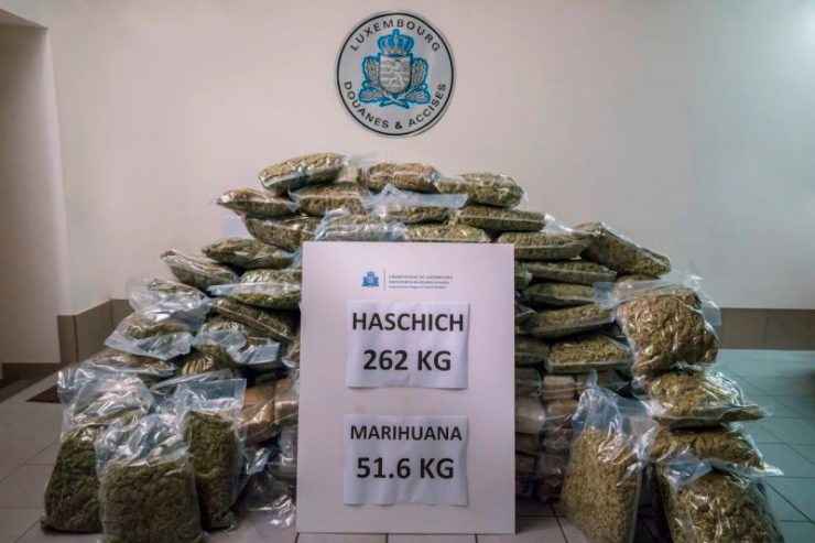 Drogen / Sichergestellte Drogen werden unter Aufsicht verbrannt