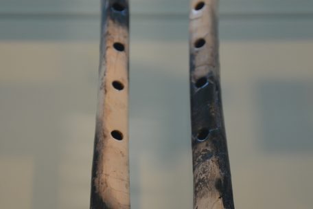 Zwei Flöten aus der Römerzeit, die in den Niederlanden gefunden wurden