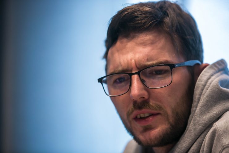 Umweltschutz / Aktivist sammelt Zigarettenstummel