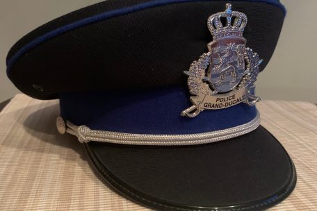 &bdquo;Russen-Kappe&ldquo; wurde die neue Kopfbedeckung des vereinten Korps von manchen Beamten genannt. Gemeinsam setzten sie sich zur Wehr.&nbsp;