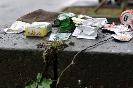 Zigarettenschachteln, Bierflaschen und Dosen geh&ouml;ren zu den Dingen, die in Esch am h&auml;ufigsten rumliegen