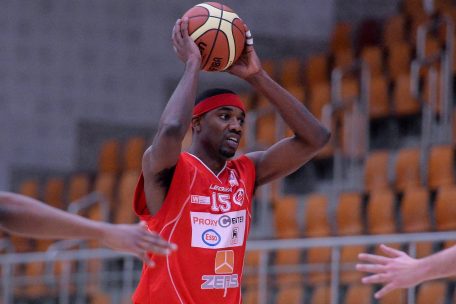 Arantia Fels / Assistant-Coach Mike Jones gibt unerwartetes Comeback auf dem Parkett 