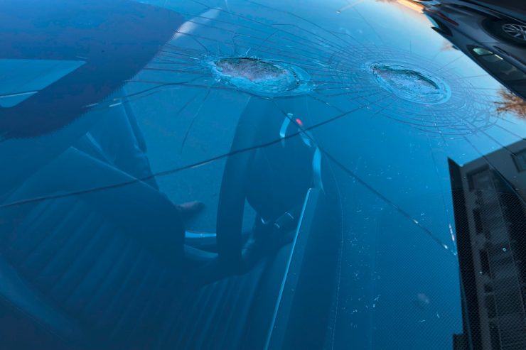 A3 / Herunterfallende Gegenstände knallen auf fahrendes Auto