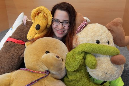Kim Nilles zwischen den Kuscheltieren in der gem&uuml;tlichen Leseecke. Ihr Lieblingsbuch: &bdquo;Die S&auml;ulen der Erde&ldquo; von Ken Follett.