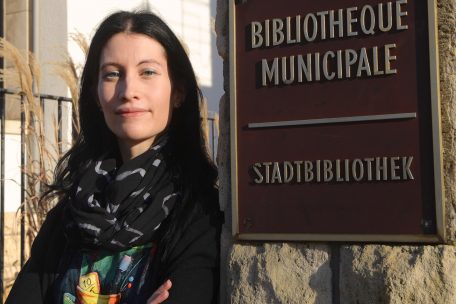 Bibliotheksleiterin Tamara Sondag hat B&uuml;cher schon immer ausgeliehen, damals noch im &bdquo;Bicherbus&ldquo;. Ihr Lieblingsbuch: &bdquo;Tintenherz&ldquo; von Cornelia Funke