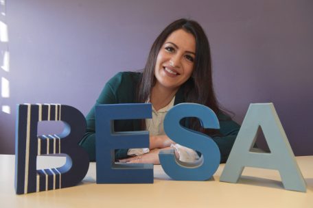 Bastelfee Daniela Nigueira bindet die B&uuml;cher der Bibliothek seit 17 Jahren ein und hatte somit jedes schon einmal in der Hand. Ihr Lieblingsbuch: &bdquo;La tresse&ldquo; von Laetitia Colombani.