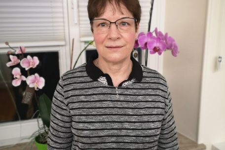 Mira hat einen gr&uuml;nen Daumen und k&uuml;mmert sich t&auml;glich um die Pflanzen in der Bibliothek