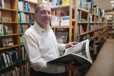 Der Escher Aldo Sagramola kommt regelm&auml;&szlig;ig in die Bibliothek, um Recherchen f&uuml;r seine Fotoprojekte zu machen