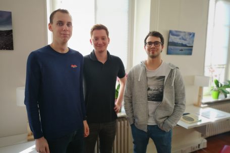 Die drei Geschichtsstudenten der Uni.lu, Damien, Bob und Max, kommen seit zwei Jahren regelm&auml;&szlig;ig zum Lernen in den Lesesaal. Sie sch&auml;tzen die herzliche BESA-Atmosph&auml;re.