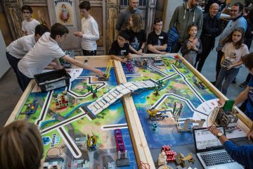 Lego League / Schüler bauen eine Stadt aus Legosteinen