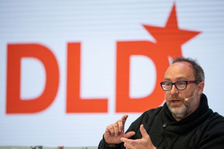 Medien / Laut Wikipedia-Gründer Jimmy Wales bedroht die Krise der Nachrichtenmedien die Demokratie