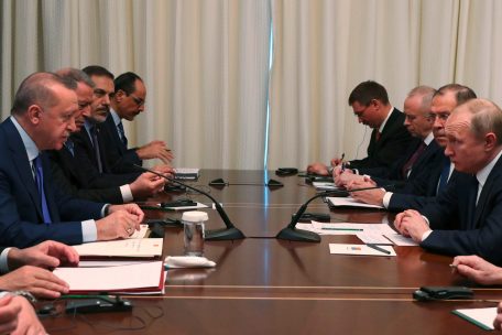 Auf unterschiedlichen Seiten stehend im Libyen-Konflikt: Gespr&auml;che zwischen der t&uuml;rkischen und der russischen Delegation in Berlin