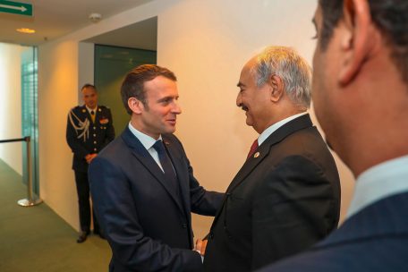 Emmanuel Macron begr&uuml;&szlig;t Khalifa Haftar: Frankreich steht entgegen der anderen Europ&auml;er aufseiten der international nicht anerkannten Regierung aus dem Osten Libyens &ndash; Feldmarschall Haftar dirigiert deren Truppen