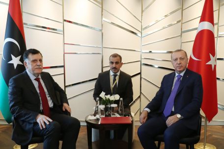 Fayiz al-Sarrasch (l.) hier in Berlin mit dem t&uuml;rkischen Pr&auml;sidenten Recep Tayyip Erdogan: Der international anerkannte Ministerpr&auml;sident Libyens steht schwer unter Druck, hat aber die T&uuml;rkei auf seiner Seite &ndash; auch milit&auml;risch