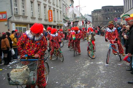Der Olmer Verein mit den Clowns auf den verr&uuml;ckten R&auml;dern ist auch in Trier zu Fastnacht ein gern gesehener Gast