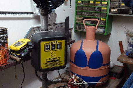 Gerade arbeitet Nico Hames in seiner Werkstatt an einer neuen Lampe