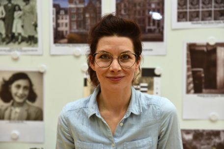 Schauspielerin Fabienne Hollwege nimmt die Sch&uuml;ler mit ihrer szenischen Lesung mit auf eine Reise