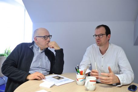 Marc Schoentgen (l.), Direktor des Zentrums f&uuml;r politische Bildung, und Romain Schroeder, Koordinator des Sch&uuml;lerprojekts zur &bdquo;Journ&eacute;e de la m&eacute;moire de l&rsquo;holocauste&ldquo;, im Tageblatt-Gespr&auml;ch