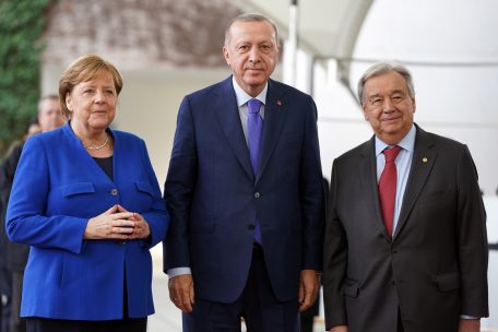 Beziehungen / Merkel besucht Erdogan - mit einem Sack voll strittiger Themen