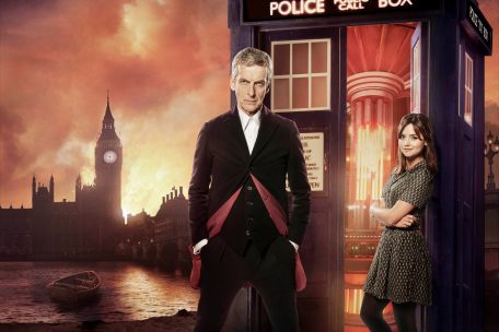 Der Doktor (Peter Capaldi) und Clara Oswald (Jenna Coleman) vor der Raum-Zeit-Maschine Tardis aus der britischen Serie „Doctor Who“