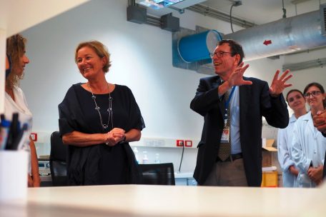 Professor Claude Muller erkl&auml;rt Ministerin Paulette Lenert w&auml;hrend eines Besuches seine Arbeit in Laos: Das Kooperationsministerium finanziert in dem s&uuml;dostasiatischen Land ein Labor, in dem Muller und seine Kollegen unter anderem nach neuen Viren Ausschau halten