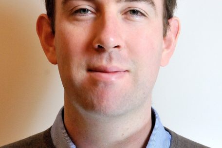 Zur Person: Richard Grieveson, geboren 1984 im nordenglischen Hexham, ist seit 2019 stellvertretender Direktor des Wiener Instituts für Internationale Wirtschaftsvergleiche (wiiw). Zuvor war der Ökonom bei der Economist Intelligence Unit (EIU) als Regionalmanager für Europa sowie Regionaldirektor für Europa bei der Ratingagentur Fitch Ratings in London tätig. Seine Forschung widmet er vorwiegend globalen und europäischen Wirtschaftsaussichten, der Türkei und dem Westbalkan sowie dem Brexit.