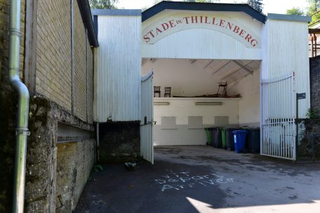  Das hölzerne Eingangstor wurde nach englischem Vorbild gebaut