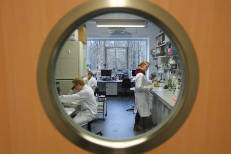 Medizin / Die Entwicklung eines Impfstoffes für das Coronavirus braucht wohl noch Monate