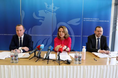 Familienministerin Corinne Cahen, begleitet von Claude Sibenaler (l.), Verantwortlicher der Division Ältere Menschen, und Thierry Welter, Verantwortlicher des Familienministeriums im Bereich Infrastrukturen