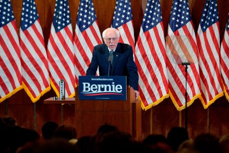 Bei seinem zweiten US-Wahlkampf ist Bernie Sanders laut den ersten Resultaten der Iowa-Vorwahl einer der beiden Favoriten