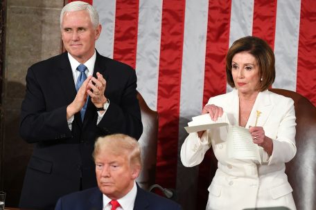 Nancy Pelosi, die Vorsitzende des Repräsentantenhauses, zerriss unmittelbar nach der Ansprache demonstrativ eine Kopie des Redetextes
