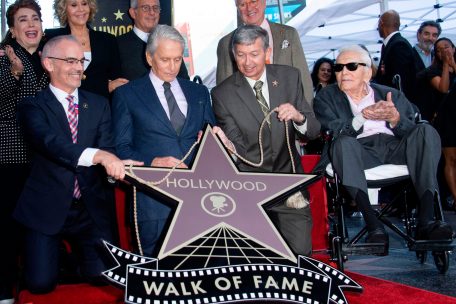 Wie der Vater so der Sohn: 2018 erhielt Michael Douglas (2.v.l.) einen Stern am Hollywood Walk of Fame