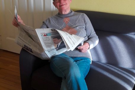 Gabys Schwester Monique liest täglich die Zeitung. Eine Tradition, die die beiden von zu Hause aus übernommen haben.