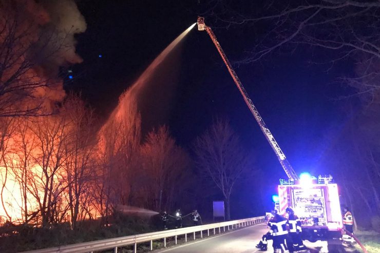 Schwebsingen / Nach Brand einer Lagerhalle sucht die Polizei aus der Luft nach Brandstiftern