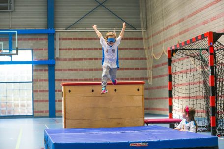 Beim Blinden-Parcours müssen die Kleinen sich auf ihre restlichen Sinne verlassen