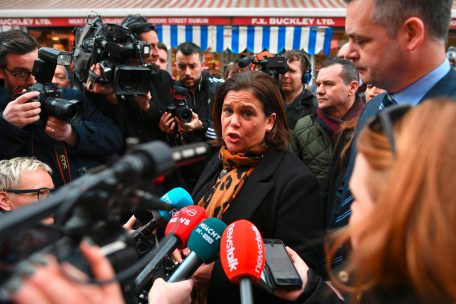 Mary Lou McDonald steht f&uuml;r den Generationswechsel bei Sinn F&eacute;in &ndash; und mit linker Politik liegt die Partei vor den Wahlen am Samstag an erster Stelle
