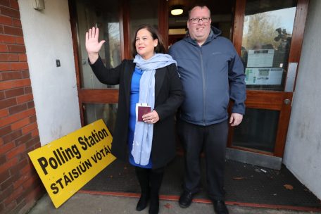 Dáil Éireann / Kopf-an-Kopf-Rennen bei den Wahlen in Irland - Erfolg für Sinn Fein