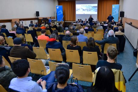 Unter den Anwesenden befanden sich auch mehrere Gesch&auml;ftsleute, die sich um ihre Zukunft sorgen