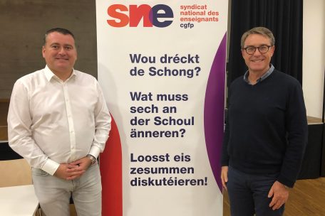 SNE/CGFP-Pr&auml;sident Patrick Remakel (l.) und Generalsekret&auml;r Gilles Glesener bei einer Regionalversammlung der Lehrergewerkschaft