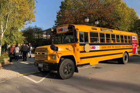 Mit diesem alten Schulbus tourte die Lehrergewerkschaft SNE/CGFP durch Luxemburg