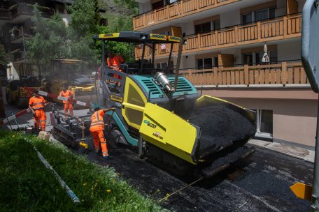 Bei den Straßenbauarbeiten an dieser Kreuzung in Zermatt wurde eine neue Methode angewendet, die es ermöglicht, Kunststoffabfälle, die sonst in den Asphalt eingebrannt würden, zu verarbeiten.