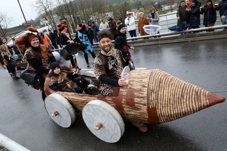 Diekirch / Hier wird’s dem Esel nie zu bunt: Bei der Kavalkade ging es stürmisch und nass zu
