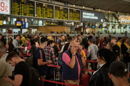 Passagiere stehen auf dem Flughafen von Santa Cruz de Tenerife Schlange. Ein Sahara-Sandsturm hat die Kanarischen Inseln weiter im Griff.&nbsp;