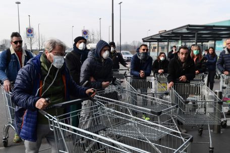 In den betroffenen Gebieten in Italien machen die Menschen aus der Sorge vor Engpässen Hamsterkäufe in den Supermärkten 