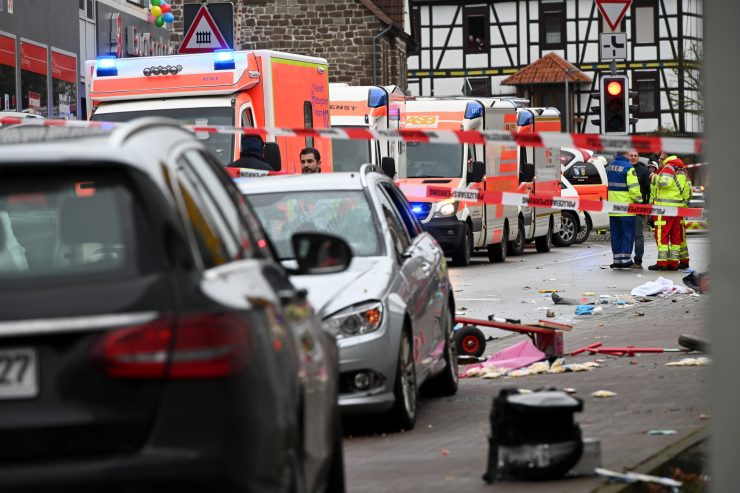 Hessen / Autofahrer fährt in Karnevalsumzug und verletzt mehr als 50 Menschen, darunter 18 Kinder