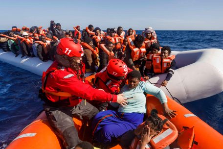 &bdquo;Politische Entscheidungen haben Menschen auf der Flucht noch verletzlicher gemacht&ldquo;: &Uuml;ber das Mittelmeer gelangen immer weniger Menschen nach Europa, ihre Reise wird trotzdem gef&auml;hrlicher